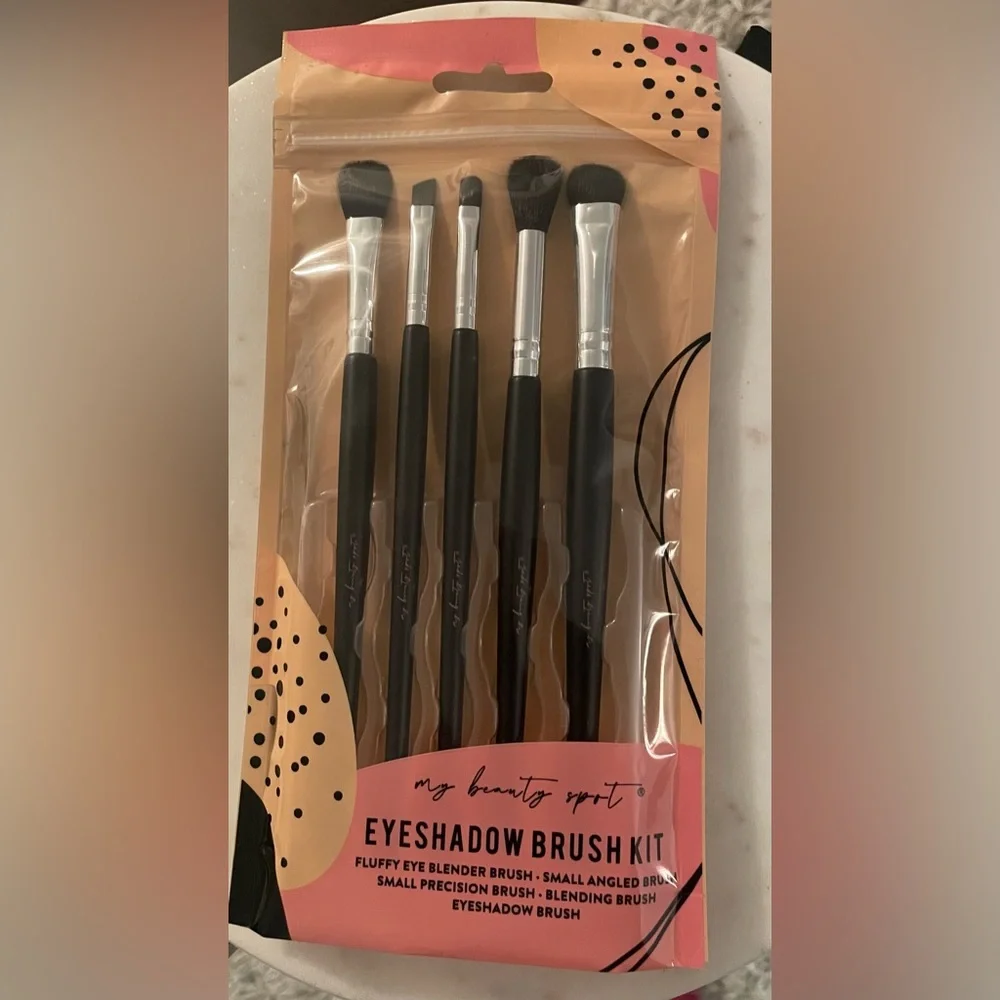 MAKEUP BRUSHES